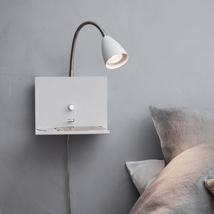 Vegglampe med hylle og USB-uttak