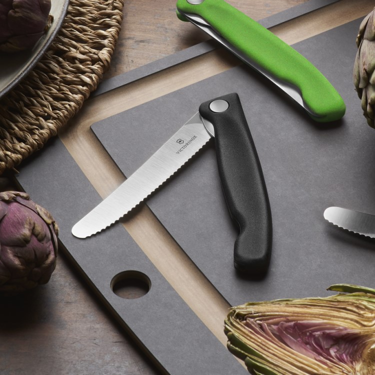 Sammenleggbar kniv med tagget blad