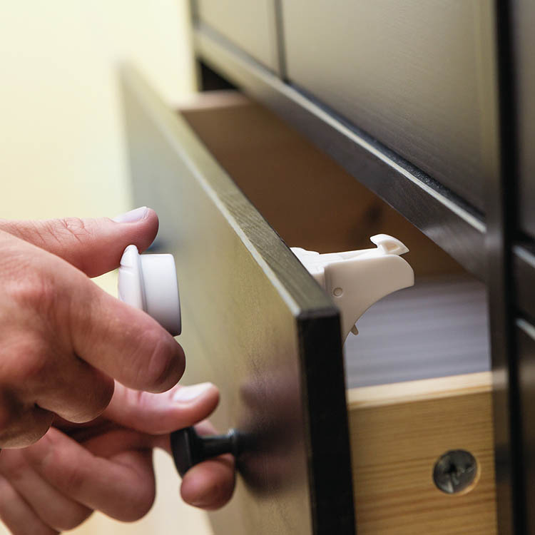 Magnetisk barnesikring for skap og skuffer
