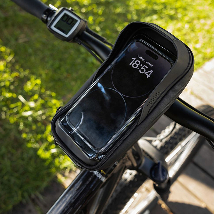 Etui for mobiltelefon til styret